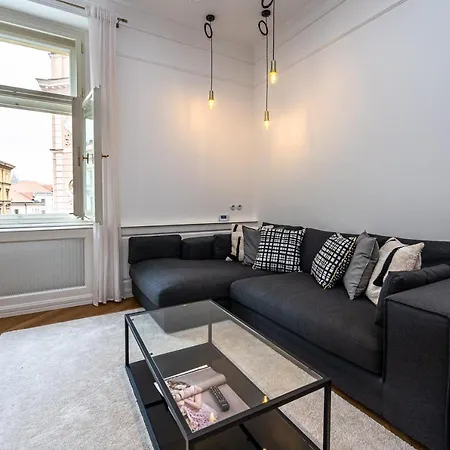 Riverside Two-bedroom In Apartman