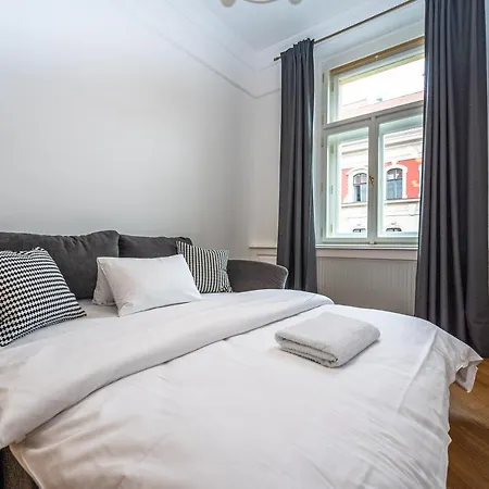 Riverside Two-bedroom In Prága