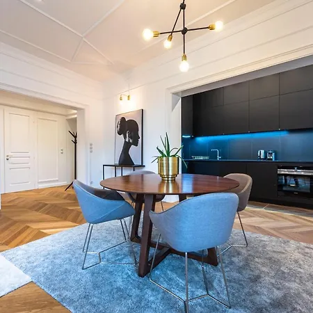 Riverside Two-bedroom In Prága