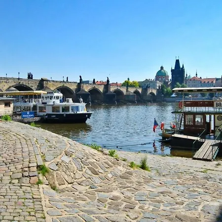 Riverside Two-bedroom In Apartman